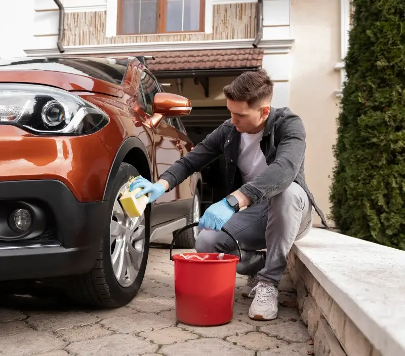 Lavage auto à domicile Évron : professionnel intervenant sur un véhicule